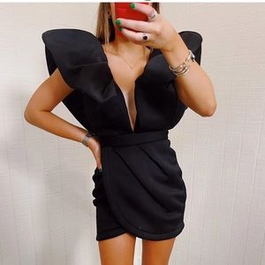 Black puff sleeve show stopper